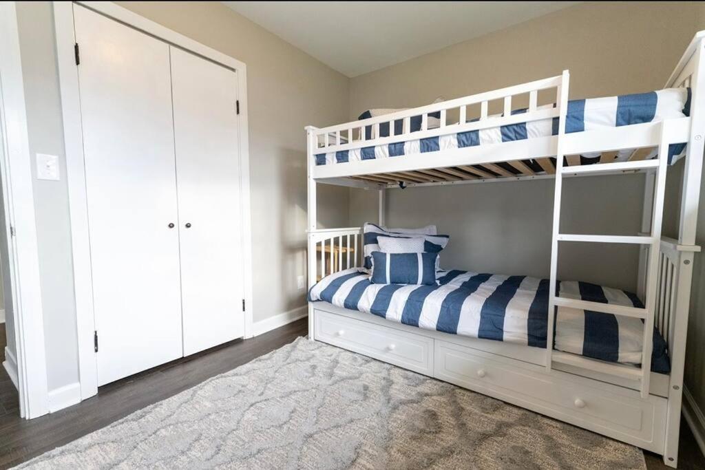 3 Br/ 2 Bath King, Fire Pit Holiday home